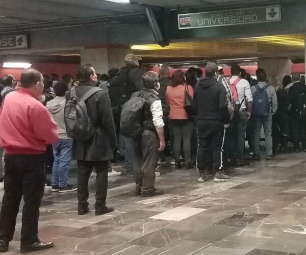 ¡Otra vez! Línea 3 del Metro presenta alta afluencia y provoca retrasos