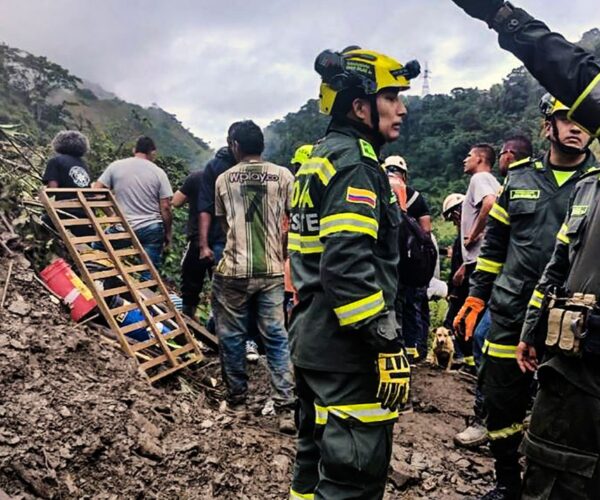 Aumentan 27 los muertos por deslizamiento de tierra en Colombia