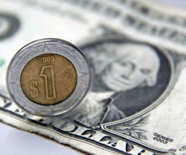 Peso mexicano se fortalece un 1% frente al dólar