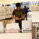 Mujer abandona a perrito en calles de Puebla