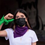 Graban a sujeto que intenta arrojar piedra a coches en vía de Puebla