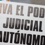 Marcha 2 de octubre: manifestantes incendian taquilla en Metro Tlatelolco
