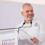 Microbús se impacta contra escaleras del Congreso de la Ciudad de México