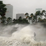 Huracán Erick toca tierra en Oaxaca con rachas de viento de hasta 250 km/h