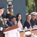 Camión repartidor cae en socavón de 8 metros en Iztapalapa; no hubo lesionados