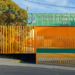 Normalistas protestan en Chilpancingo por el caso Ayotzinapa y lanzan petardos a la 35ª Zona Militar