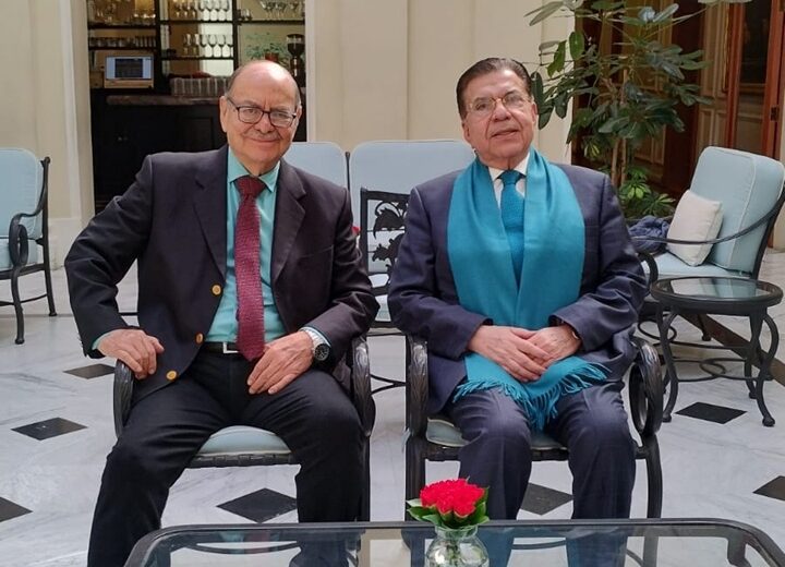 Maestro Raúl Gómez, presidente del Instituto de Ciencias y Humanidades (izq) con el Doctor Luis Miguel Martínez Anzures, presidente del INAP