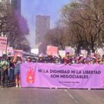 «¡Alto a la violencia machista!»: miles de mujeres salen a protestar en Europa y Asia este 8M