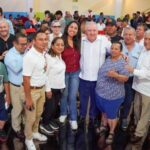 Busca poner orden entre los morenos; patadas bajo la mesa