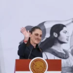 El cielo se pinta de rojo en Grecia tras tormenta; un hombre muere por aumento repentino del nivel del agua