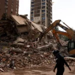 Avioneta se impacta contra el edificio más alto de Pekín; autoridades no han dado versión oficial