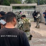 Sheinbaum reprueba vandalización de estatua de Felipe Calderón en Los Pinos